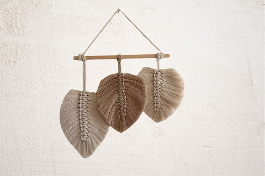 DIY macramé wandhanger met 3 veren aan houten stok Soulknots 