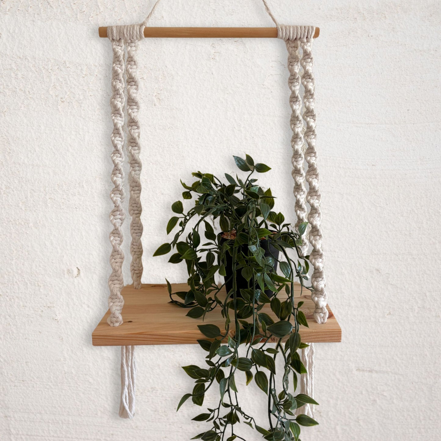 Afgewerkte naturel macramé wandhanger in boho stijl, zelfgemaakt met Soulknots DIY box
