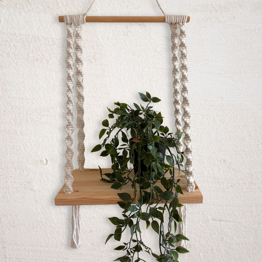 Afgewerkte naturel macramé wandhanger in boho stijl, zelfgemaakt met Soulknots DIY box